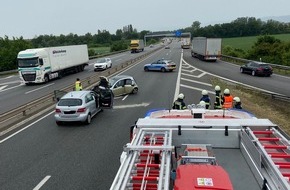 Polizeidirektion Neustadt/Weinstraße: POL-PDNW: Unfall mit zwei Verletzten und zwei Totalschäden