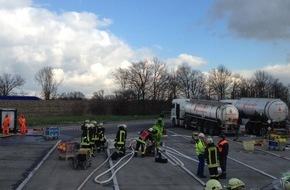 Feuerwehr Dortmund: FW-DO: Gefahrguttransporter verliert Salzsäure