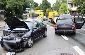 Kreispolizeibehörde Herford: POL-HF: Verkehrsunfall im Einmündungsbereich - Skoda und Audi prallen beim Abbiegen zusammen