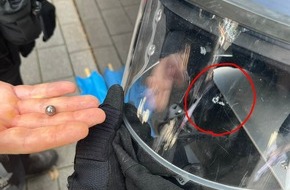 Polizei K&ouml;ln: POL-K: 260905-3-K Versammlung in der Innenstadt gestoppt - Angriffe auf Einsatzkr&auml;fte