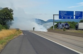 Polizeipräsidium Nordhessen - Kassel: POL-KS: Fahrzeugbrand auf A 44 nach technischem Defekt: Wasserwerfer unterstützt bei Löscharbeiten