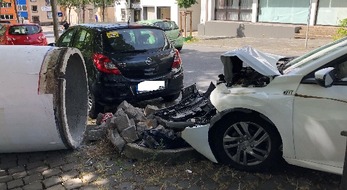 Polizeidirektion Mayen: POL-PDMY: Pkw fährt gegen Plakatsäule - zwei Personen verletzt