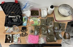 Polizei Dortmund: POL-DO: Drogen, Schreckschusspistolen, Bargeld und einmal U-Haft - Polizei wird bei Wohnungsdurchsuchung f&uuml;ndig