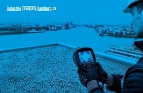 Industrie Kletterer Hamburg: Ein Fall f&uuml;r Spezialisten: Defekte an der Flachdachabdichtung finden