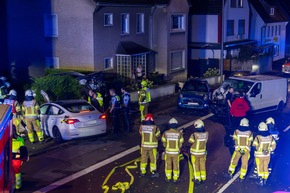 FW-MK: PKW kollidiert mit drei Fahrzeugen in Letmathe