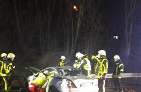 Feuerwehr Bochum: FW-BO: Eine schwer verletzte Person nach Verkehrsunfall auf der A 40