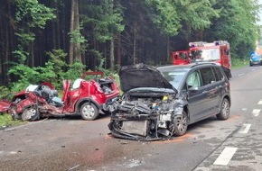 Kreisfeuerwehrverband Calw e.V.: KFV-CW: T&ouml;dlicher Verkehrsunfall in Oberreichenbach / Fahrzeuge kollidieren auf Kreuzung