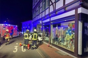 Kreispolizeibeh&ouml;rde Herford: POL-HF: Verkehrsunfall mit Personenschaden - Junge Fahrerin verliert Kontrolle &uuml;ber Fahrzeug