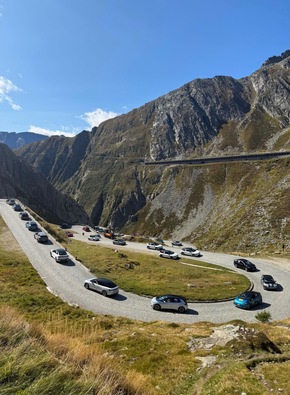 Neuer RID-Weltrekord auf den Kehren der Tremola-Passstraße – ID. Community war mit 55 Fahrzeugen erfolgreich bei längstem Elektroauto-Konvoi einer Marke in Serpentinenfahrt