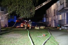 FW Ratingen: Feuermeldung in Sozialunterkunft - Feuer greift auch Dach über - bebildert