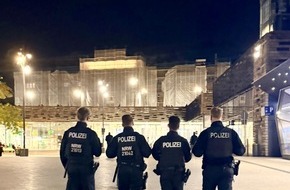 Polizei Wuppertal: POL-W: W/SG Bekämpfung der Straßen-, Gewalt- und Messerkriminalität im Bergischen Städtedreieck - Polizei Wuppertal stellt eine Vielzahl verbotener Gegenstände sicher
