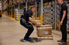 Ralf Moeller testet neues Exoskelett bei DACHSER