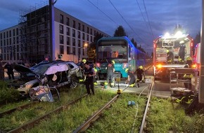 Feuerwehr Frankfurt am Main: FW-F: Riedberg, Verkehrsunfall PKW gegen U-Bahn.