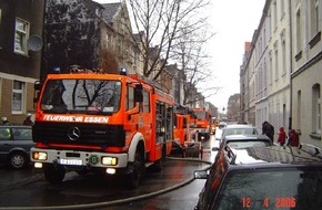 Feuerwehr Essen: FW-E: Waschgeräte im Dachgeschoß brannten