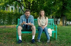 Joyn: Stinknormal? Ganz besonders! Neue Comedy-Serie "Die StiNos" mit Sebastian Bezzel und Johanna Christine Gehlen startet am Freitag auf Joyn