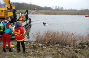 Polizeiinspektion Nienburg / Schaumburg: POL-NI: LKW in Weser entdeckt - Lebloser Körper des Fahrers abgetrieben und noch nicht gefunden -Bilder im Download-