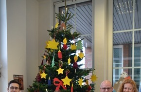 Polizeiinspektion Aurich/Wittmund: POL-AUR: Aurich - Kinder schmücken Weihnachtsbaum der Polizei