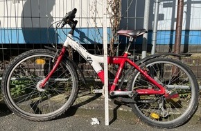 Polizei Wuppertal: POL-W: W Radfahrer flüchtet nach Verkehrsunfall - Polizei sucht Zeugen