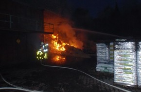 Feuerwehr Bottrop: FW-BOT: Brand einer Lagerhalle in voller Ausdehnung
