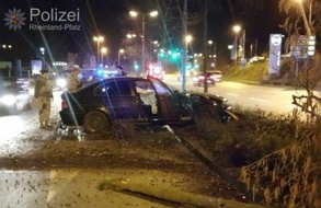 Polizeipräsidium Westpfalz: POL-PPWP: Unter Drogeneinfluss Grünanlage gekracht