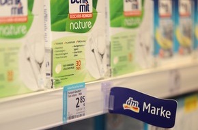 dm-drogerie markt: dm entwickelt klimaneutralisierte Produkte / dm listet klimaneutrale Produkte der Industriepartner bevorzugt ein