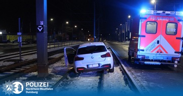 Polizei Duisburg: POL-DU: Wanheim-Angerhausen: Pkw gerät ins Schleudern und landet im Gleisbett