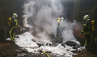 Feuerwehr Gelsenkirchen: FW-GE: Brand in einer leerstehenden Lagerhalle in Buer