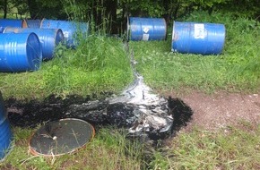 Polizei Düren: POL-DN: 13 Fässer mit Altöl im Wald entsorgt - Zeugen gesucht