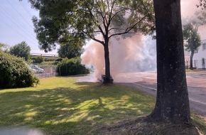Feuerwehr Dortmund: FW-DO: Brennender PKW sorgt für Vekehrsbeeinträchtigung im Feierabendverkehr