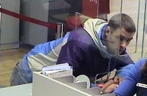 Polizei Düsseldorf: POL-D: Freitag, 11. Juni 2010, 12.05 Uhr -  Überfall auf Geldinstitut in Stadtmitte - Polizei fahndet mit Bildern aus der Überwachungskamera - Unmaskierter Täter erbeutet mehrere tausend Euro