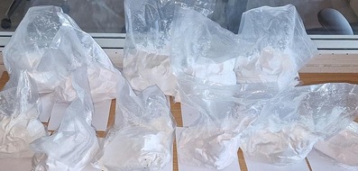 Bundespolizeidirektion Sankt Augustin: BPOL NRW: Drogenschmuggler nach Verfolgung durch gemeinsame Streife der Bundespolizei und der Königlichen Marechaussee festgenommen - 11 Kilogramm Amphetamin beschlagnahmt