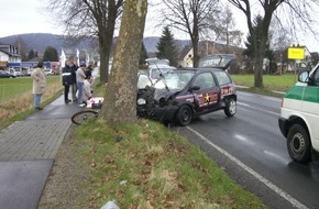 Polizeiinspektion Hameln-Pyrmont/Holzminden: POL-HOL: Landesstraße 584 - Bevern - Allersheim: Gegen Baum geprallt - schwer verletzt
