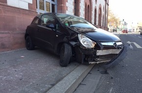 Polizeipräsidium Westpfalz: POL-PPWP: Hausfassade der Fruchthalle bei Verkehrsunfall beschädigt