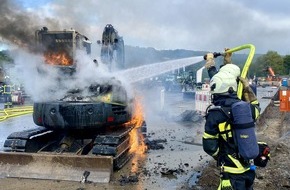 Feuerwehr Iserlohn: FW-MK: Bagger brannte in voller Ausdehnung