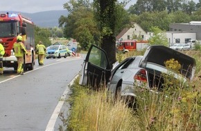 Polizei Minden-Lübbecke: POL-MI: Senior verstirbt nach Unfall mit Straßenbaum