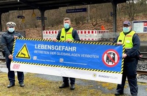 Bundespolizeiinspektion Kassel: BPOL-KS: Ein Banner warnt vor lebensgefährlichen Gleisüberschreitungen