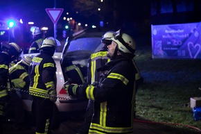 FW LK Neunkirchen: Drei Verletzte bei Unfall - Feuerwehr rettet Schwerverletzte aus Wrack