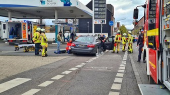 Feuerwehr Grevenbroich: FW Grevenbroich: Zwei Verkehrsunfälle in zwei Stunden / PKW überschlagen - Zusammenstoß vor der Tankstelle