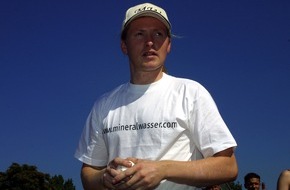 Informationszentrale Deutsches Mineralwasser: Baseball-EM mit Mineralwasser: Gutes Wetter, gute Stimmung / Extremsportler Joey Kelly warf "First Pitch"
