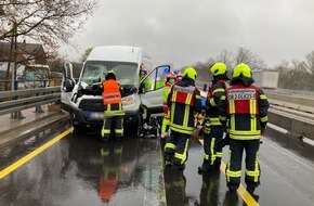 Feuerwehr Oberhausen: FW-OB: Verkehrsunfall mit einem Kleintransporter und einen LKW auf der BAB A 3