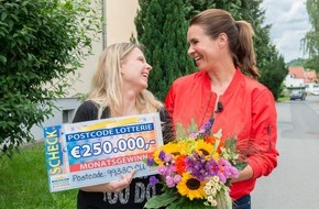 Deutsche Postcode Lotterie: Katarina Witt feiert mit Postcode-Gewinnern aus Gräfenroda