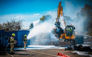 Feuerwehr Gronau: FW Gronau: Abschlussmeldung - Großbrand im Industriegebiet am Alten Postweg