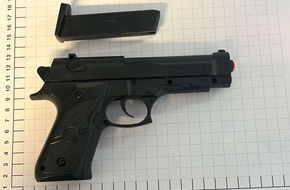 Bundespolizeidirektion Sankt Augustin: BPOL NRW: Mit Softair-Waffe durch den Hauptbahnhof - Bundespolizei weist auf Allgemeinverfügung hin