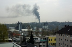 Feuerwehr Essen: FW-E: Feuer in einer 1200 m² ehemaligen Autoschrauberwerkstatt