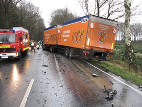 POL-WL: Pkw prallt frontal auf Lkw