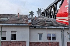 Feuerwehr Neuss: FW-NE: Ausgedehnter Wohnhausbrand | Vier Einfamilien-Reihenhäuser unbewohnbar | Keine Verletzten