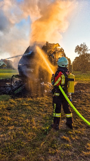 KFV Bodenseekreis: Ballenpresse in Vollbrand in Hefigkofen