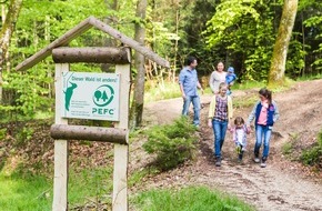 PEFC Deutschland e. V.: Tag des Waldes: Dem Wald durch Zertifizierung eine Zukunft geben / Das Zertifizierungssystem von PEFC will weltweit forstliche Nachhaltigkeit sicherstellen (FOTO)