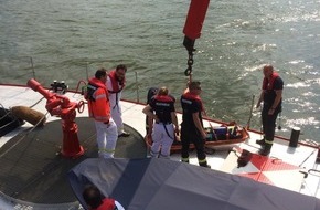Feuerwehr Düsseldorf: FW-D: Gestürzter Rheinschiffer führt zu Löschbooteinsatz