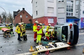 Feuerwehr Gladbeck: FW-GLA: Verkehrsunfall mit eingeklemmter schwerverletzter Person
